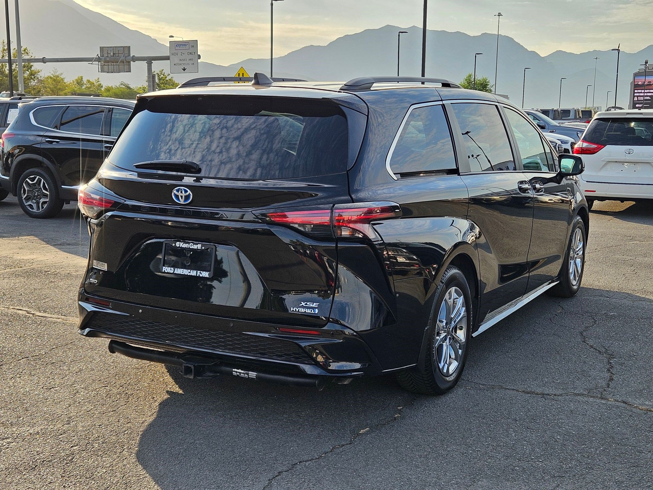 Used 2022 Toyota Sienna XSE AWD/4WD image 3