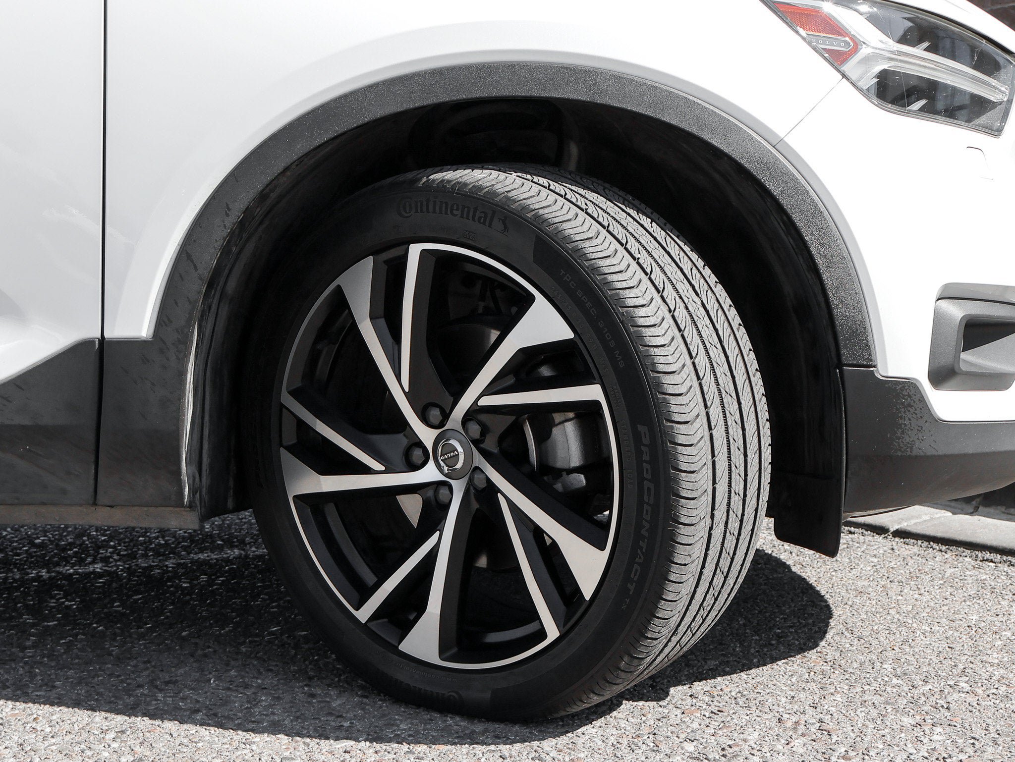 Used 2022 Volvo XC40 T5 R-Design AWD/4WD image 13