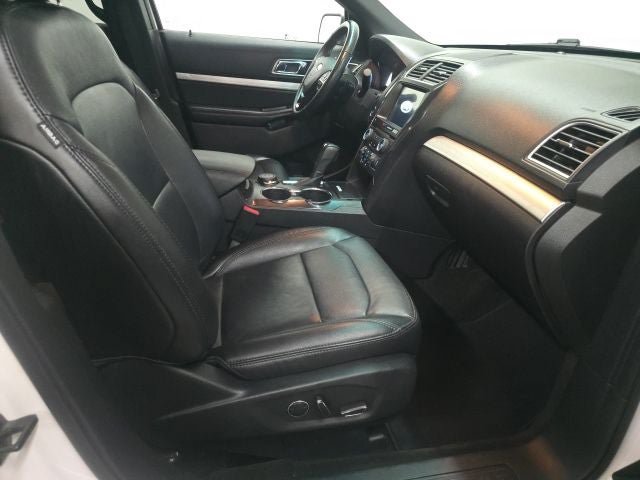 Certified 2017 Ford Explorer XLT w/ Equipment Group 202A AWD/4WD image 3