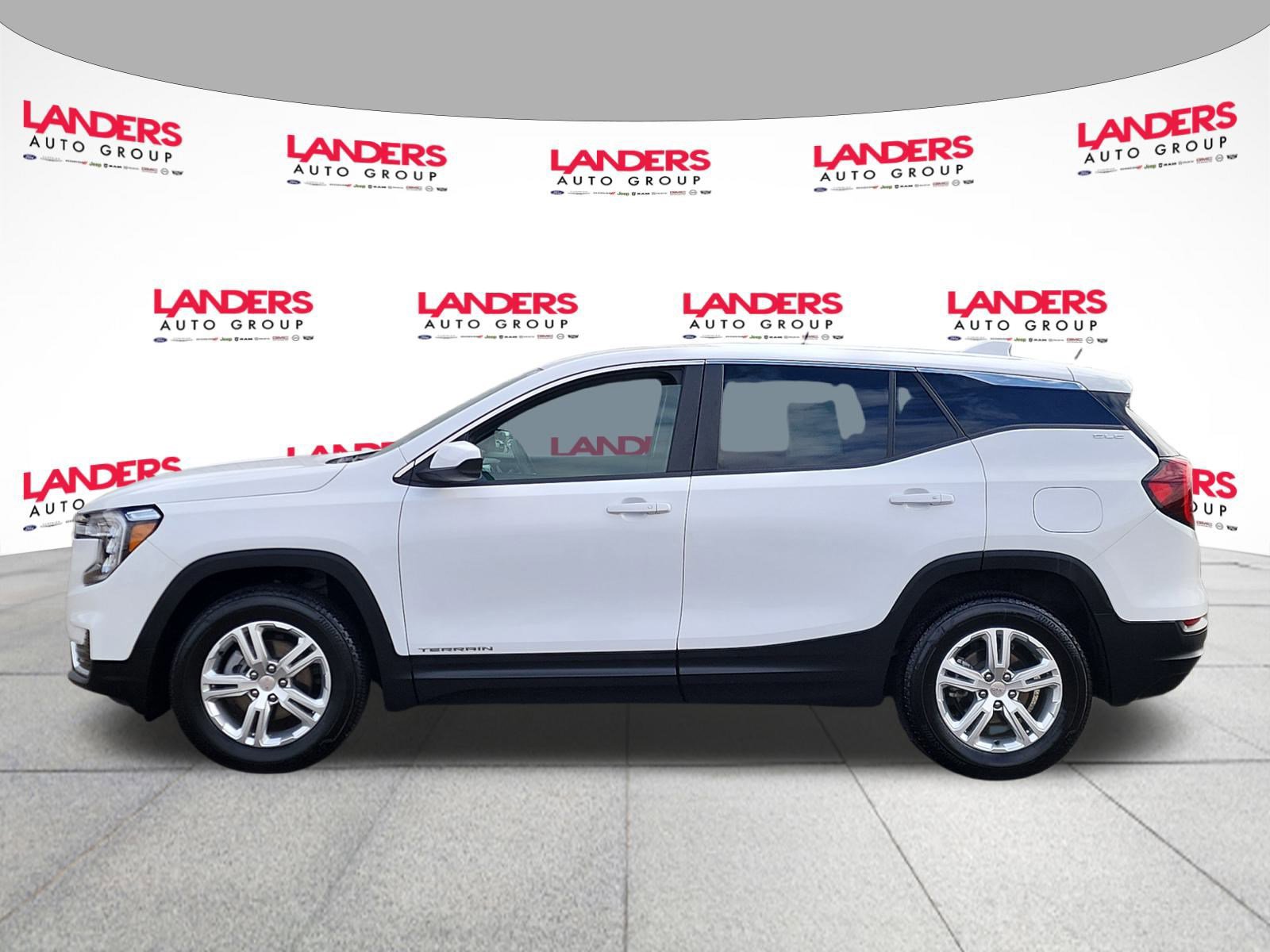 Used 2024 GMC Terrain SLE image 2