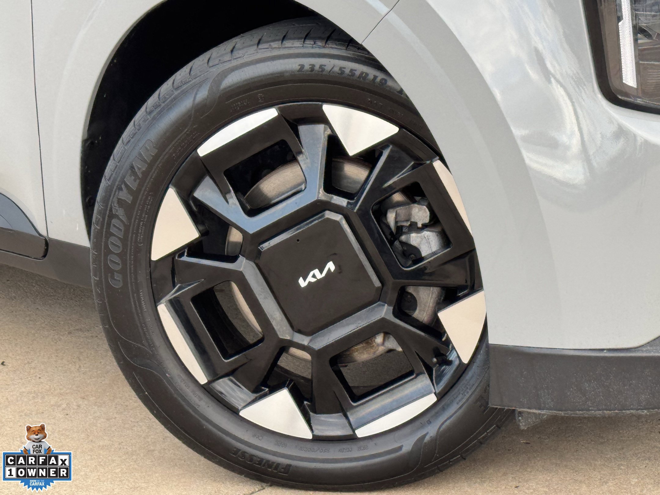 Used 2025 Kia Carnival EX FWD image 33