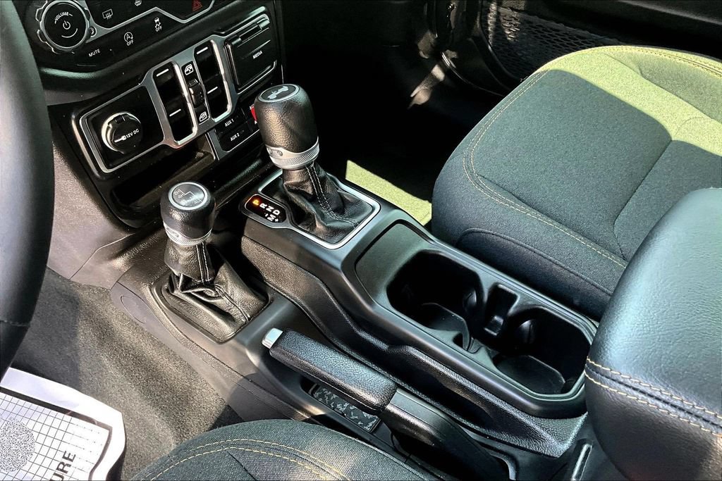 Used 2024 Jeep Wrangler Unlimited Sahara w/ Technology Group AWD/4WD image 17