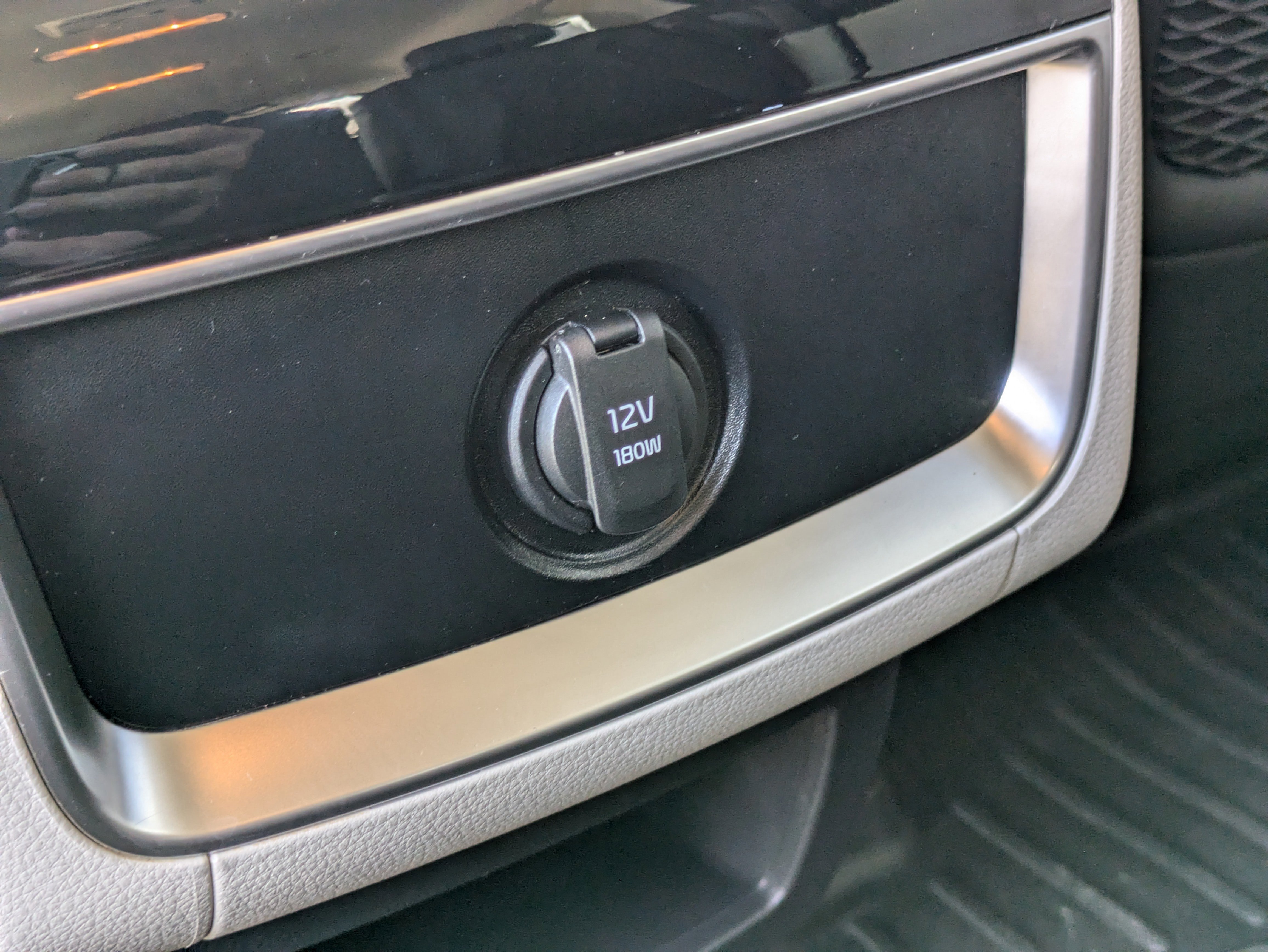 Used 2024 Kia Carnival EX image 17