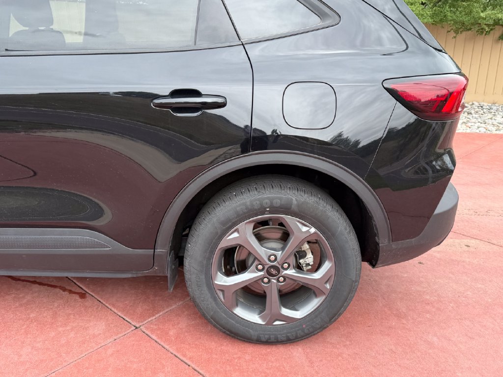Certified 2025 Ford Escape ST-Line Select AWD/4WD image 35