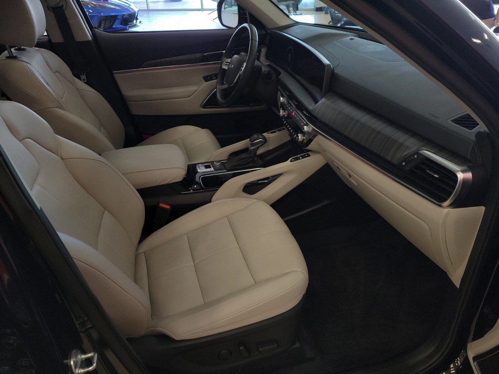 Used 2024 Kia Telluride SX w/ Towing Package image 11