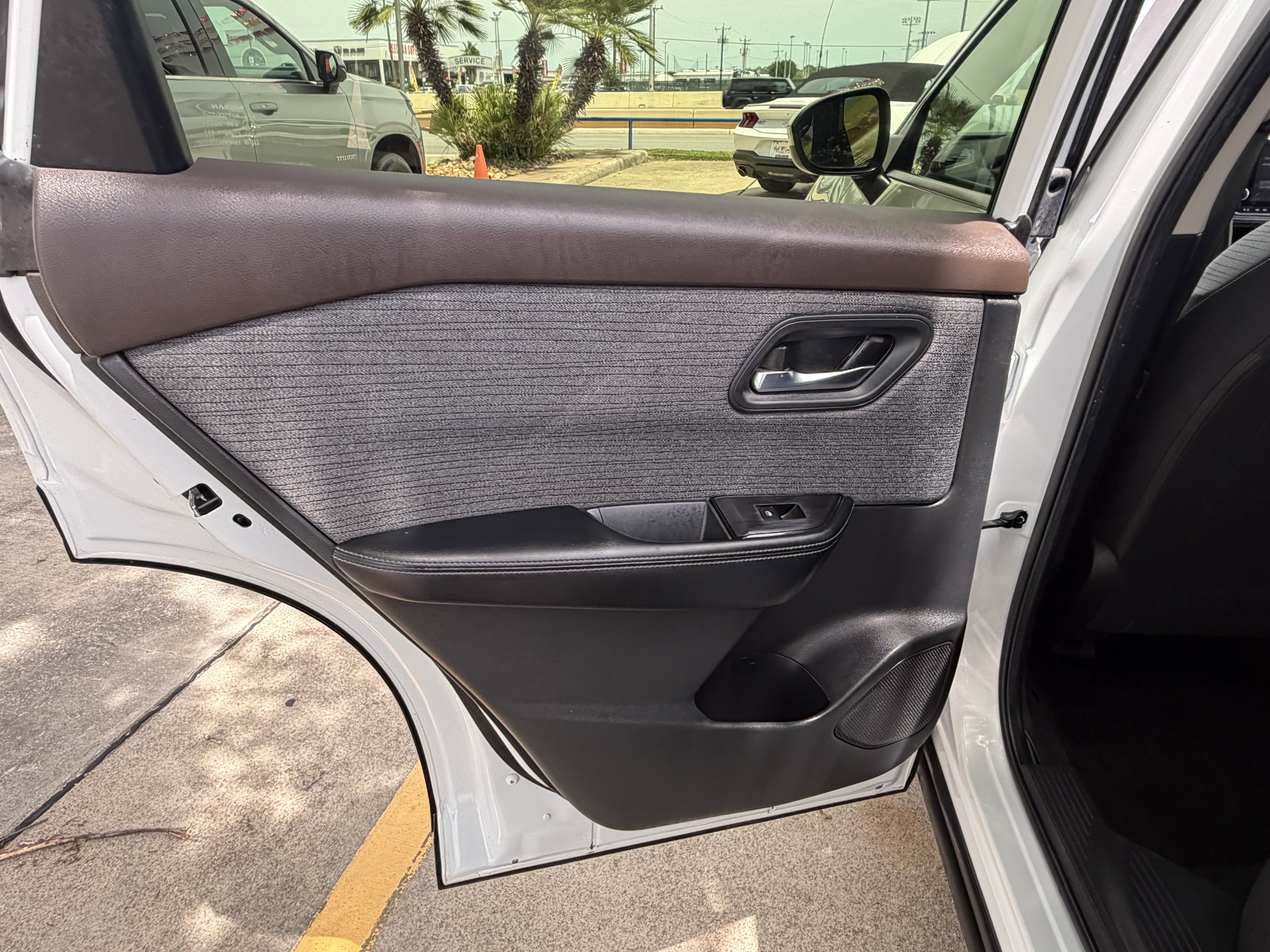Used 2023 Nissan Rogue SV FWD image 13