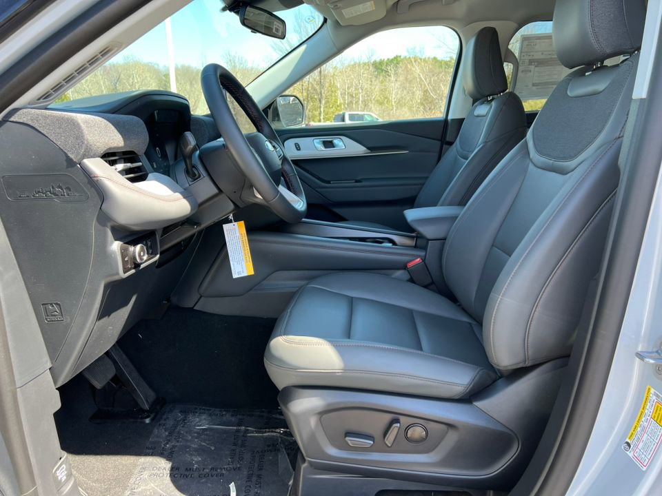 Certified 2024 Ford Explorer XLT w/ Equipment Group 202A AWD/4WD image 3