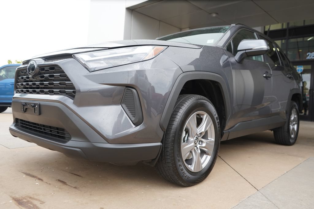 Used 2025 Toyota RAV4 XLE AWD/4WD image 4