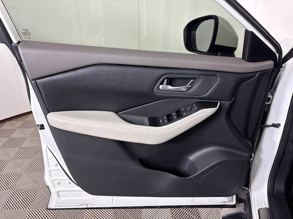 Used 2023 Nissan Rogue SV image 12