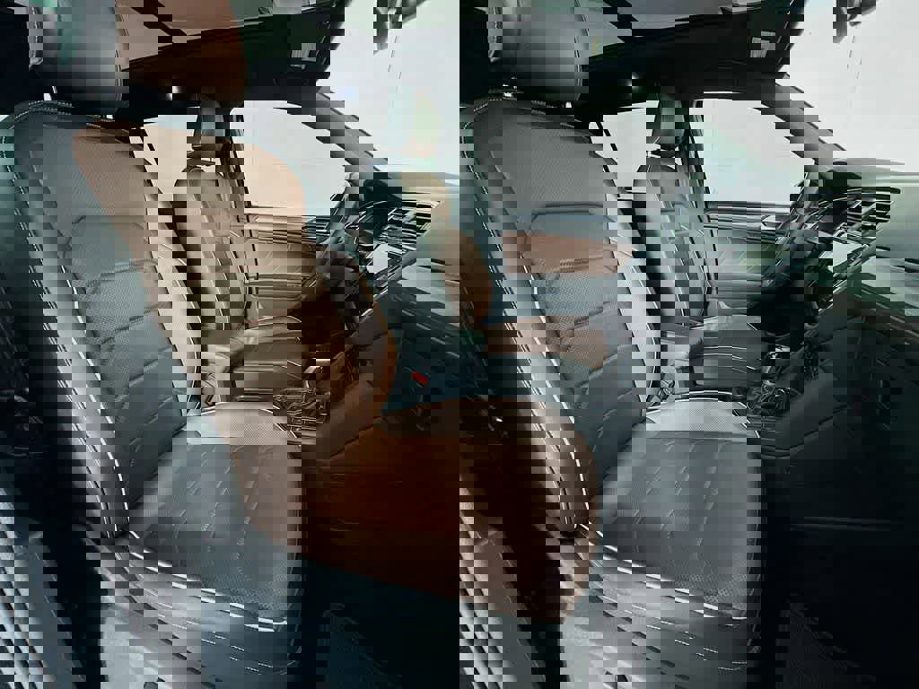 Used 2022 Volkswagen Tiguan SEL R-Line image 18