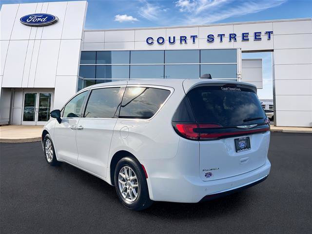 Used 2025 Chrysler Pacifica Select FWD image 7