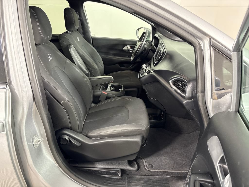Used 2018 Chrysler Pacifica Touring Plus w/ S Appearance Package FWD image 7