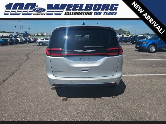Used 2023 Chrysler Pacifica Touring-L FWD image 4