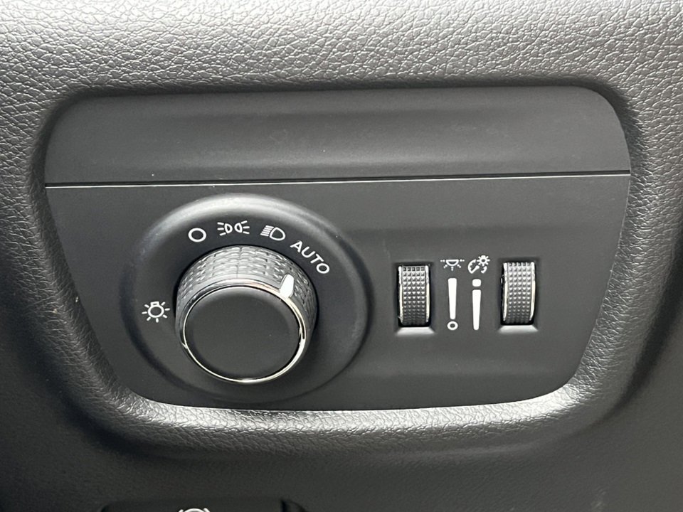 Used 2022 Jeep Grand Cherokee Laredo w/ Luxury Tech Group I image 16