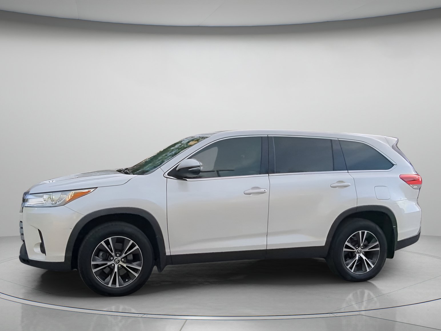 Used 2019 Toyota Highlander LE FWD image 15