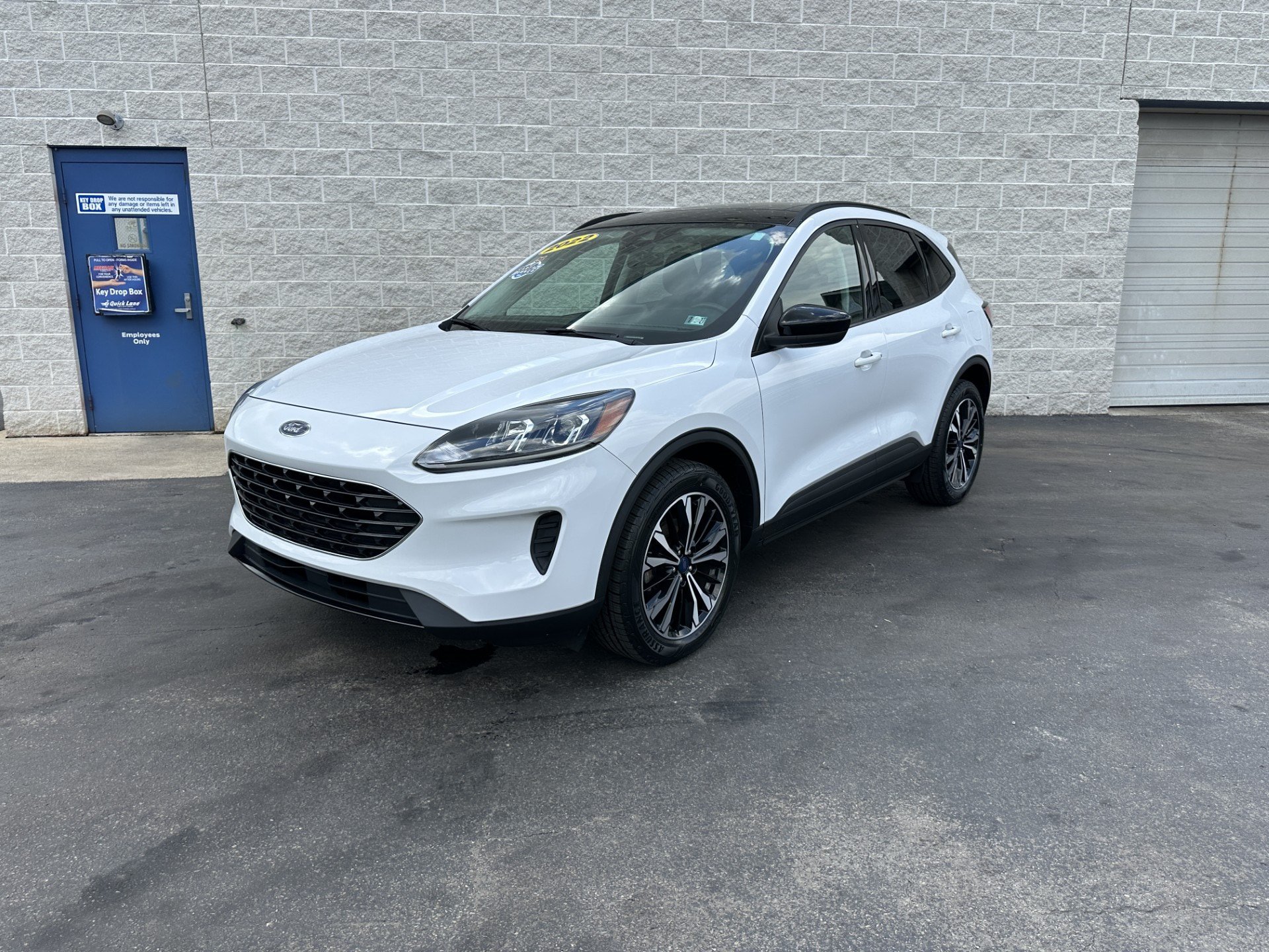 Certified 2022 Ford Escape SE w/ SE Sport Appearance Package AWD/4WD image 2
