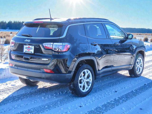 Used 2024 Jeep Compass Latitude image 4