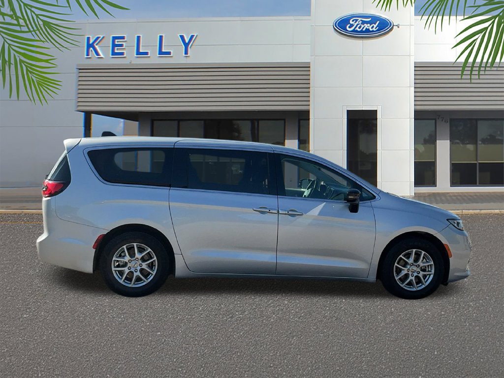 Used 2024 Chrysler Pacifica Touring-L FWD image 6