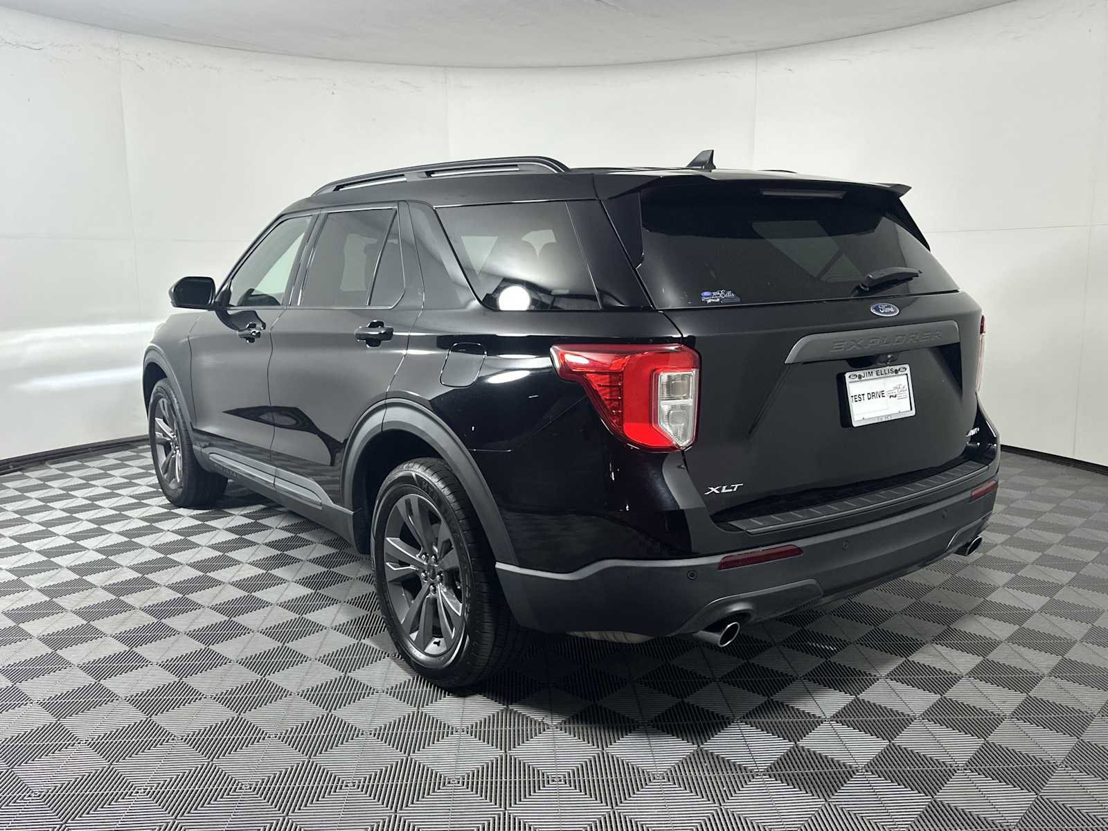 Certified 2022 Ford Explorer XLT w/ Equipment Group 202A AWD/4WD image 5
