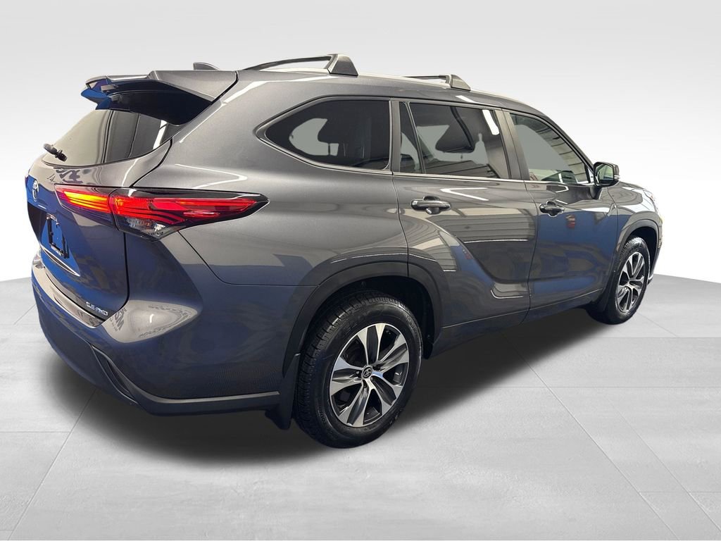 Used 2023 Toyota Highlander XLE AWD/4WD image 5