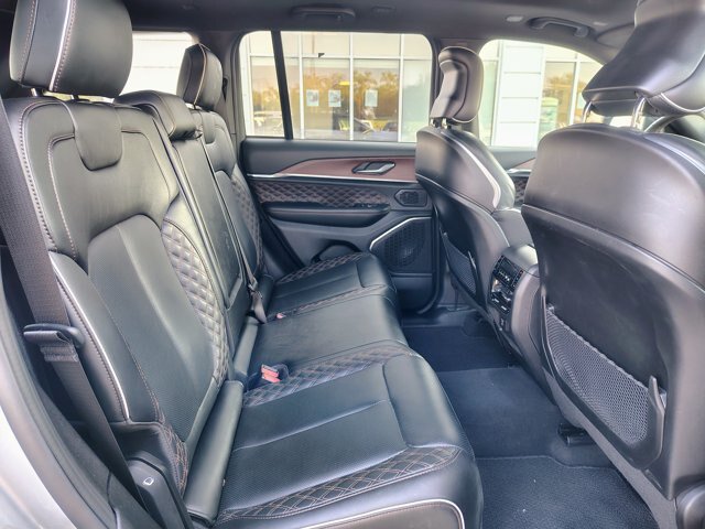 Used 2025 Jeep Grand Cherokee Summit w/ Obsidian Package AWD/4WD image 16