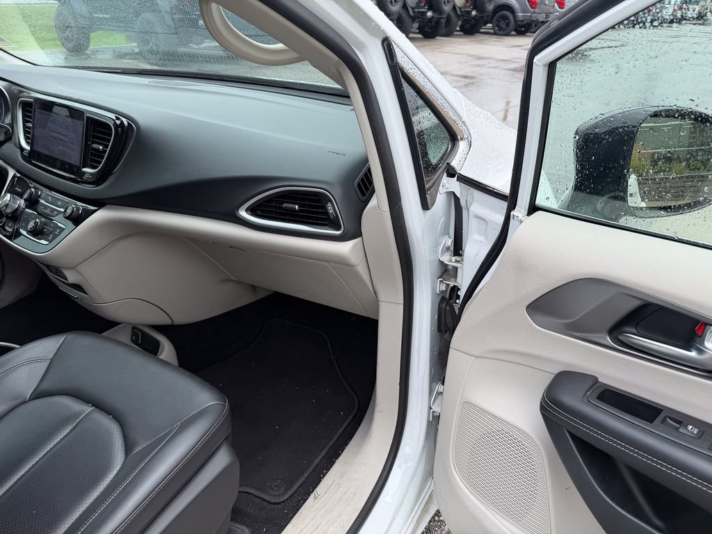 Used 2024 Chrysler Pacifica Touring-L FWD image 22