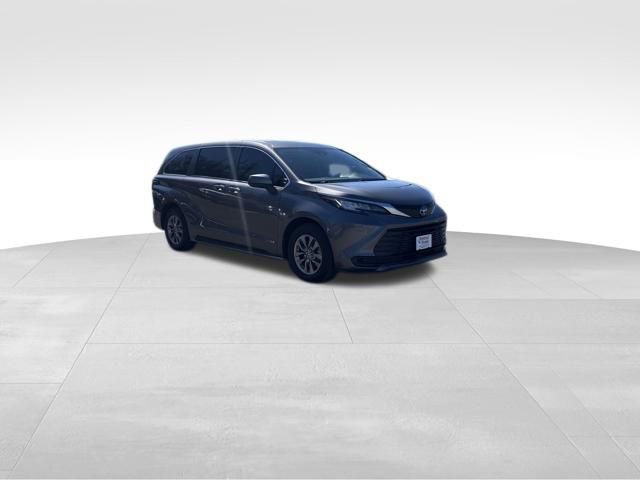 Used 2023 Toyota Sienna LE image 6