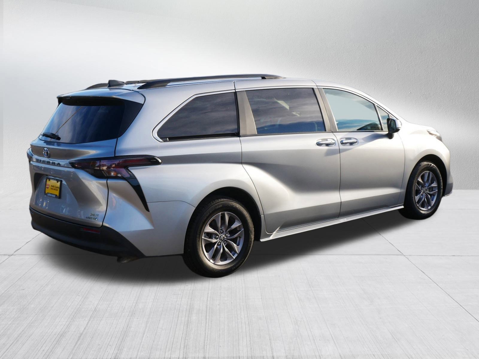 Used 2024 Toyota Sienna XLE image 5