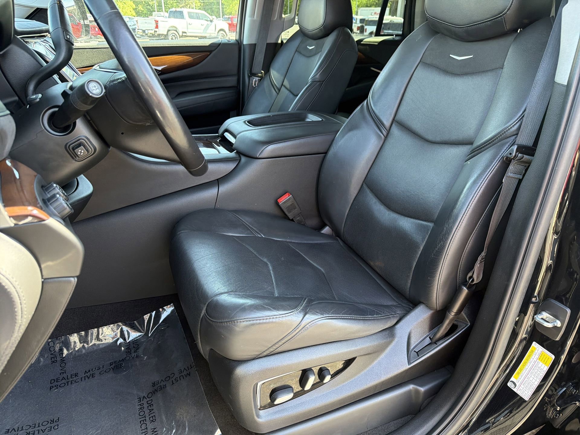 Used 2020 Cadillac Escalade Luxury w/ Escalade Sport Edition AWD/4WD image 28