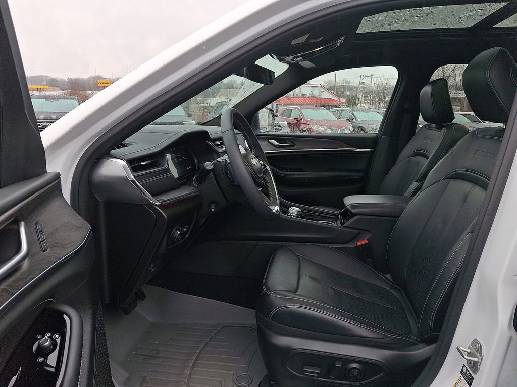 Used 2024 Jeep Grand Cherokee Overland w/ Trailer Tow Package image 13