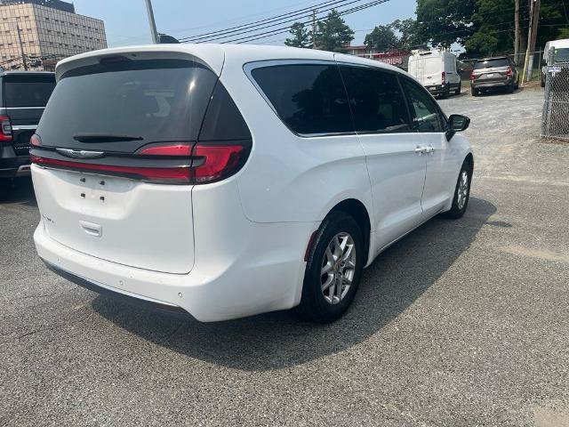 Used 2024 Chrysler Pacifica Touring-L FWD image 8