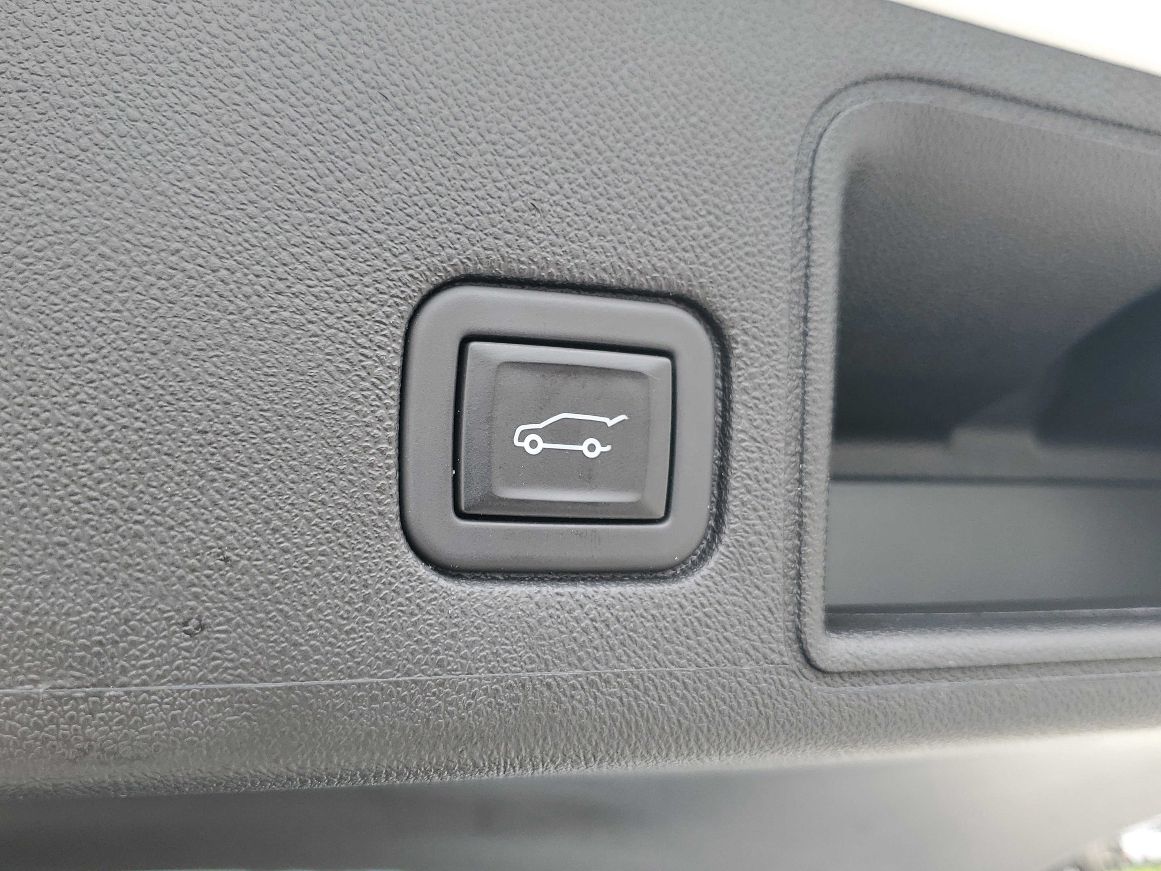 Used 2023 GMC Terrain SLT w/ Tech Package image 11