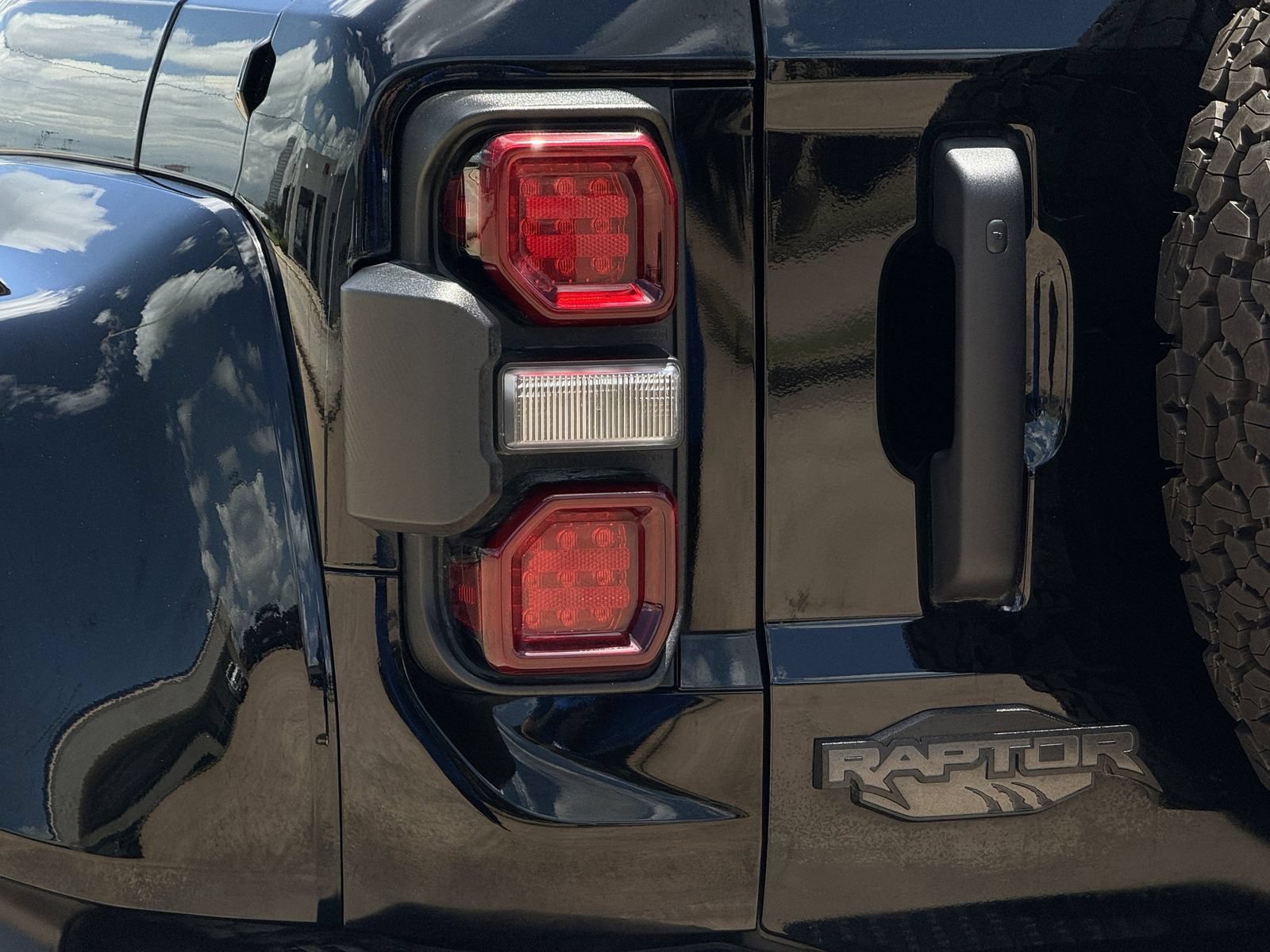 Certified 2024 Ford Bronco Raptor w/ Interior Carbon Fiber Pack 6 AWD/4WD image 11