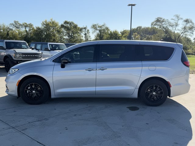 Used 2024 Chrysler Pacifica Touring-L FWD image 4