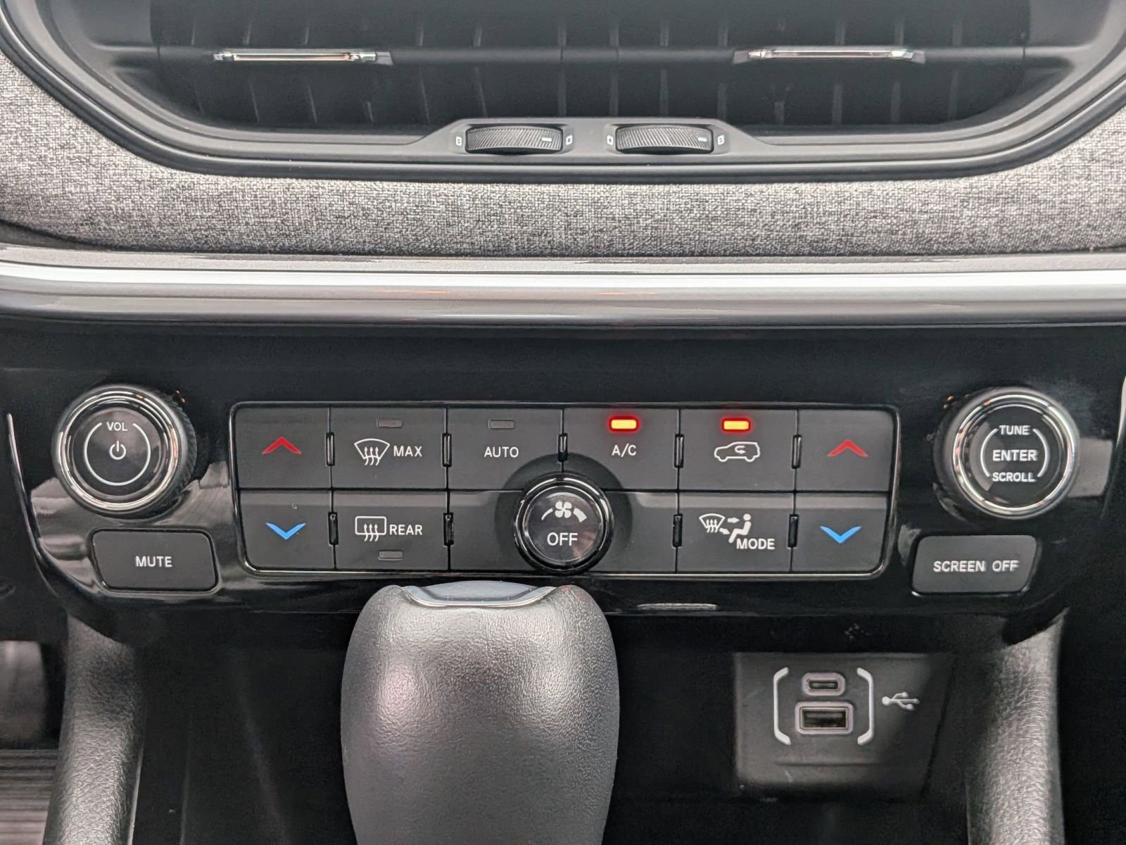 Used 2025 Jeep Compass Latitude w/ Sun & Sound Group AWD/4WD image 23
