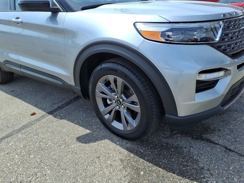 Certified 2024 Ford Explorer XLT w/ Equipment Group 202A AWD/4WD image 5