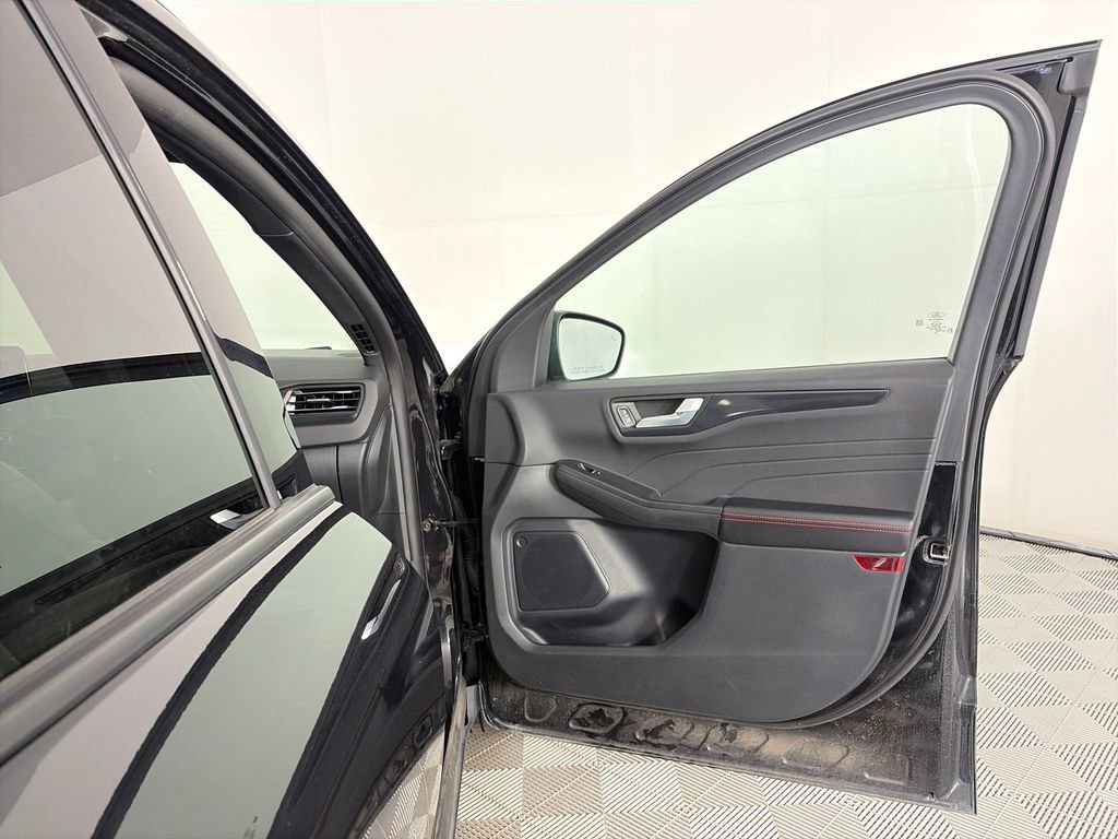 Certified 2025 Ford Escape ST-Line Select AWD/4WD image 28