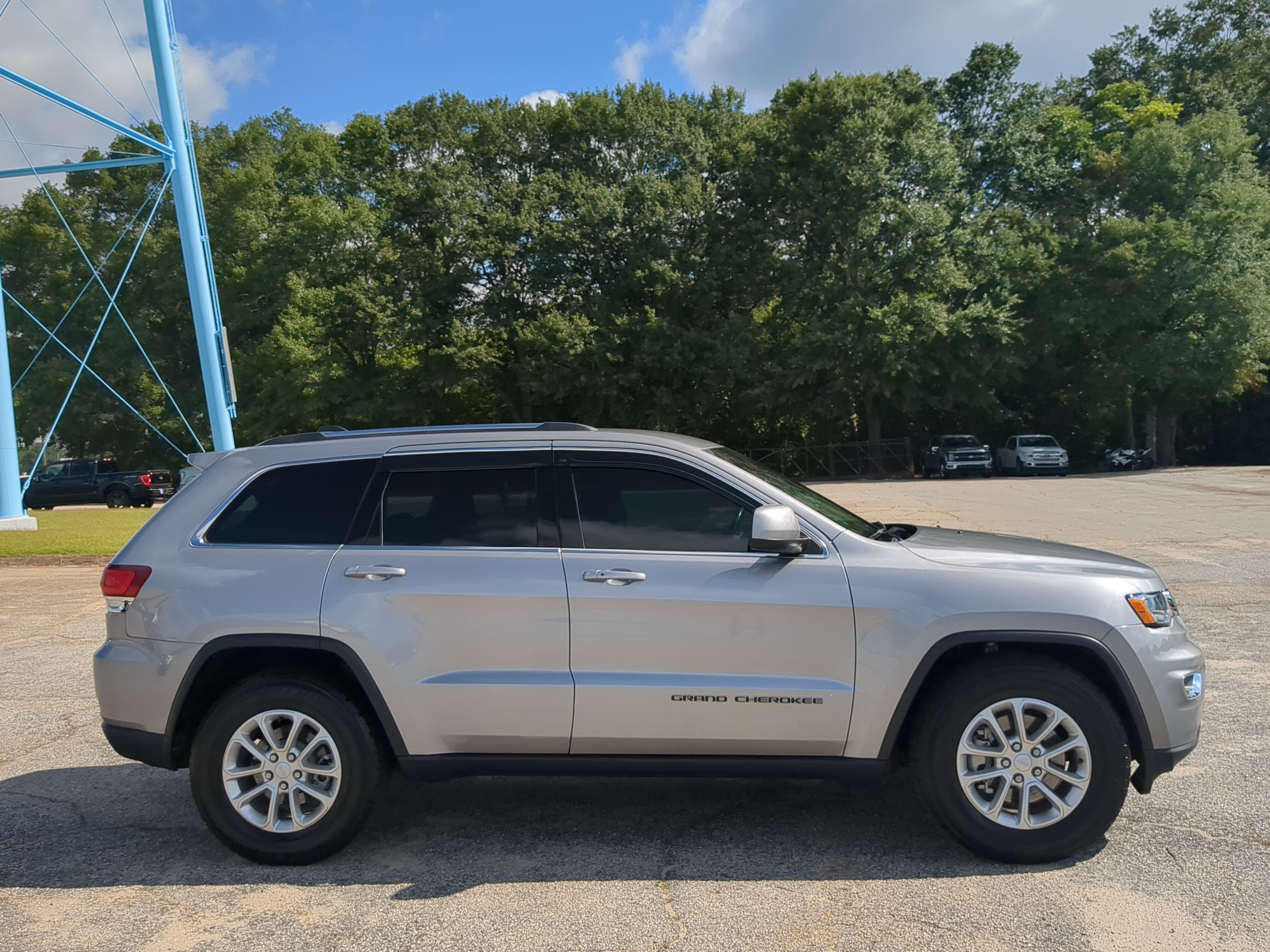 Used 2021 Jeep Grand Cherokee Laredo RWD image 2