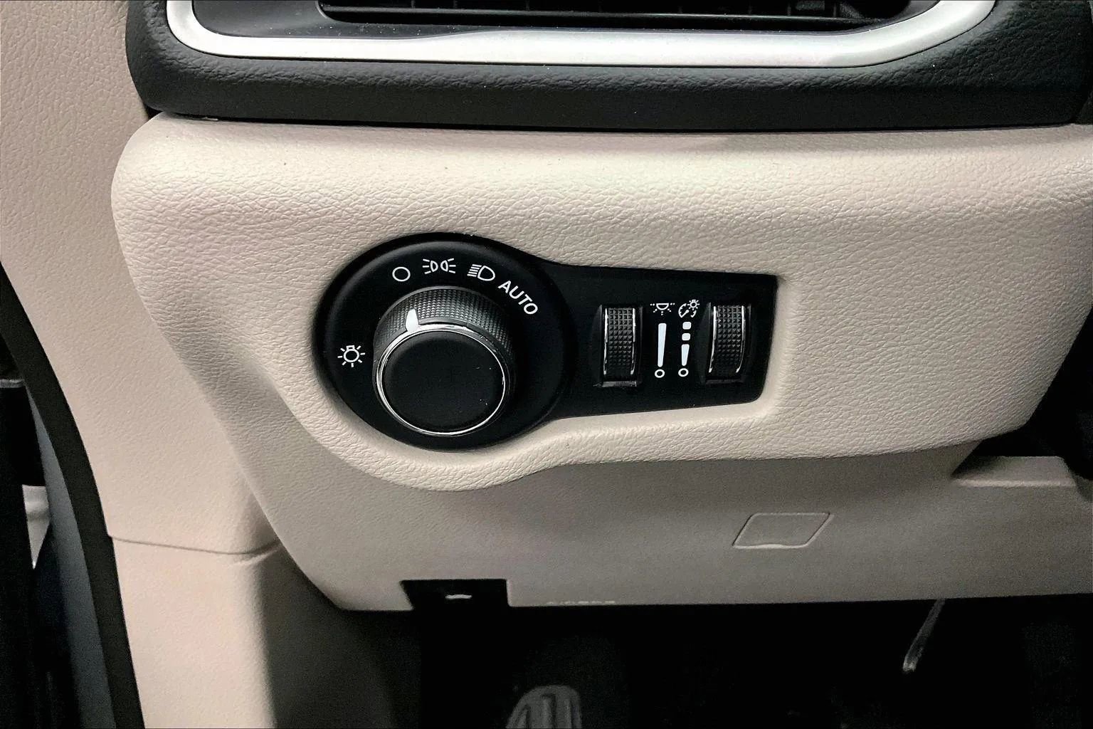 Used 2023 Chrysler Voyager LX image 31