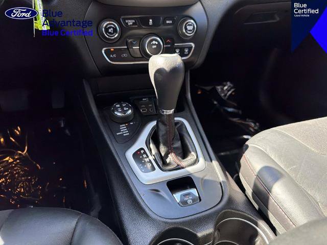 Used 2017 Jeep Cherokee Trailhawk AWD/4WD image 12