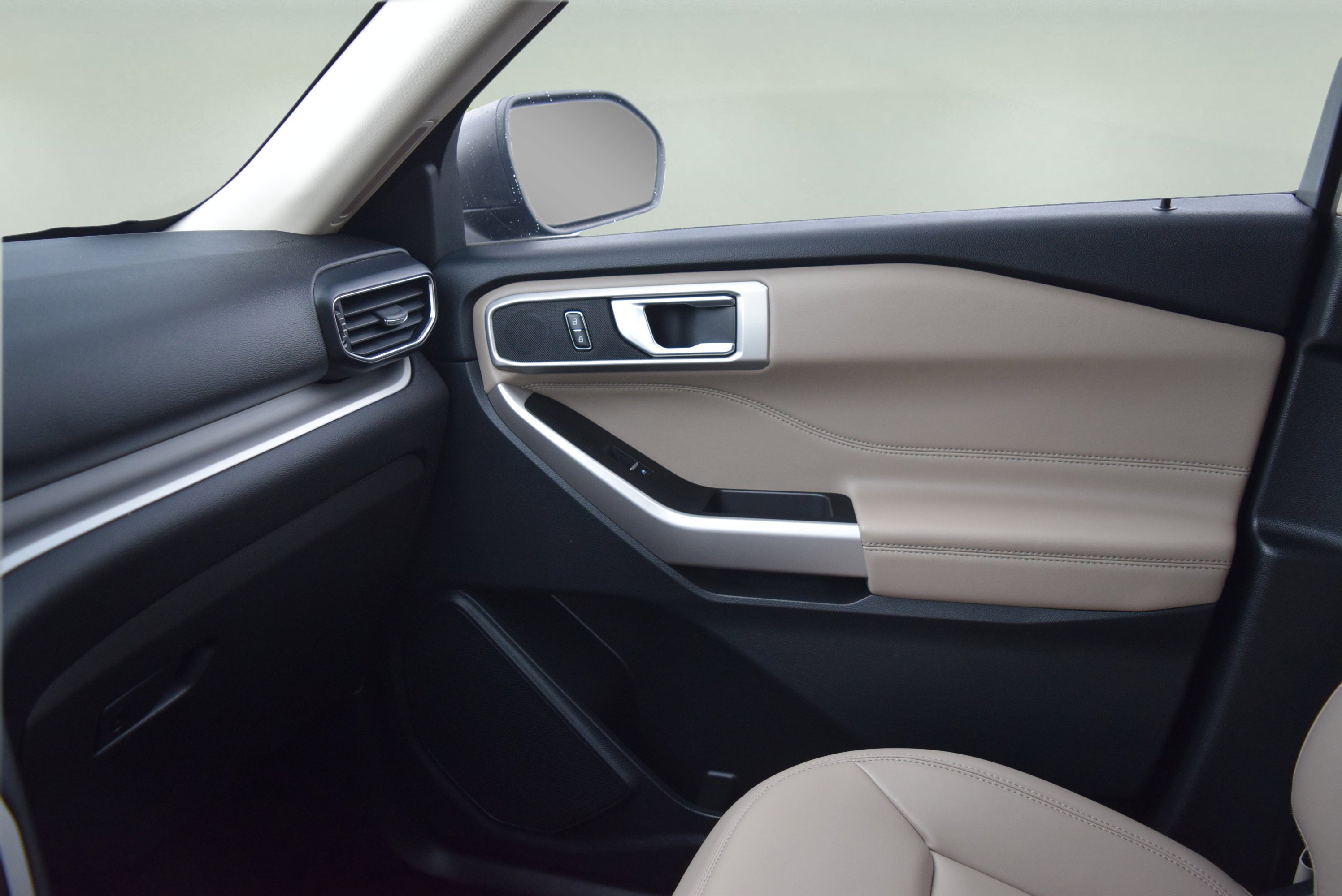 Certified 2023 Ford Explorer XLT w/ Equipment Group 202A image 17