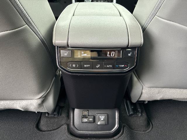 Used 2024 Toyota Highlander Platinum AWD/4WD image 23