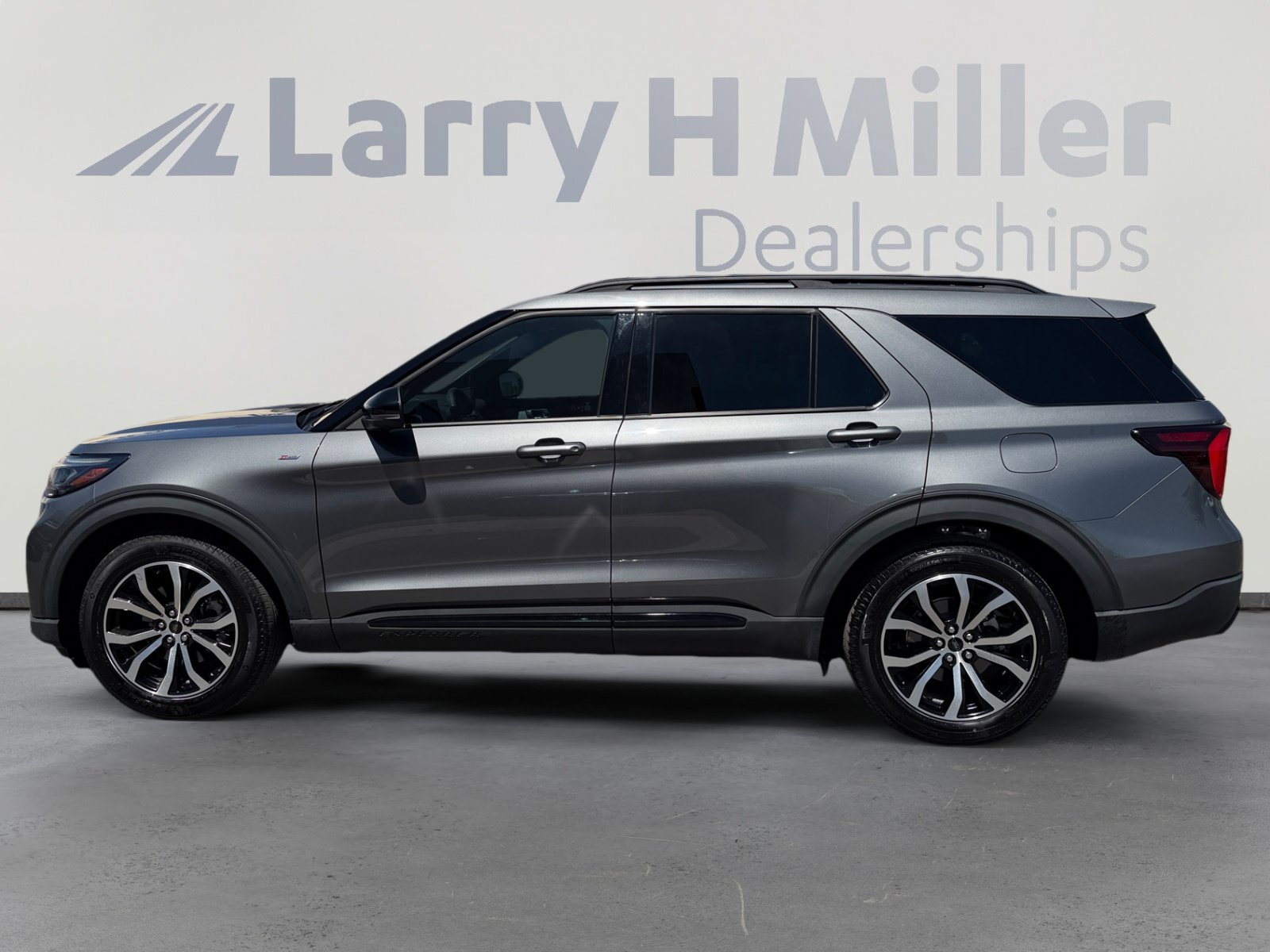 Certified 2025 Ford Explorer ST-Line w/ Premium Package RWD image 2
