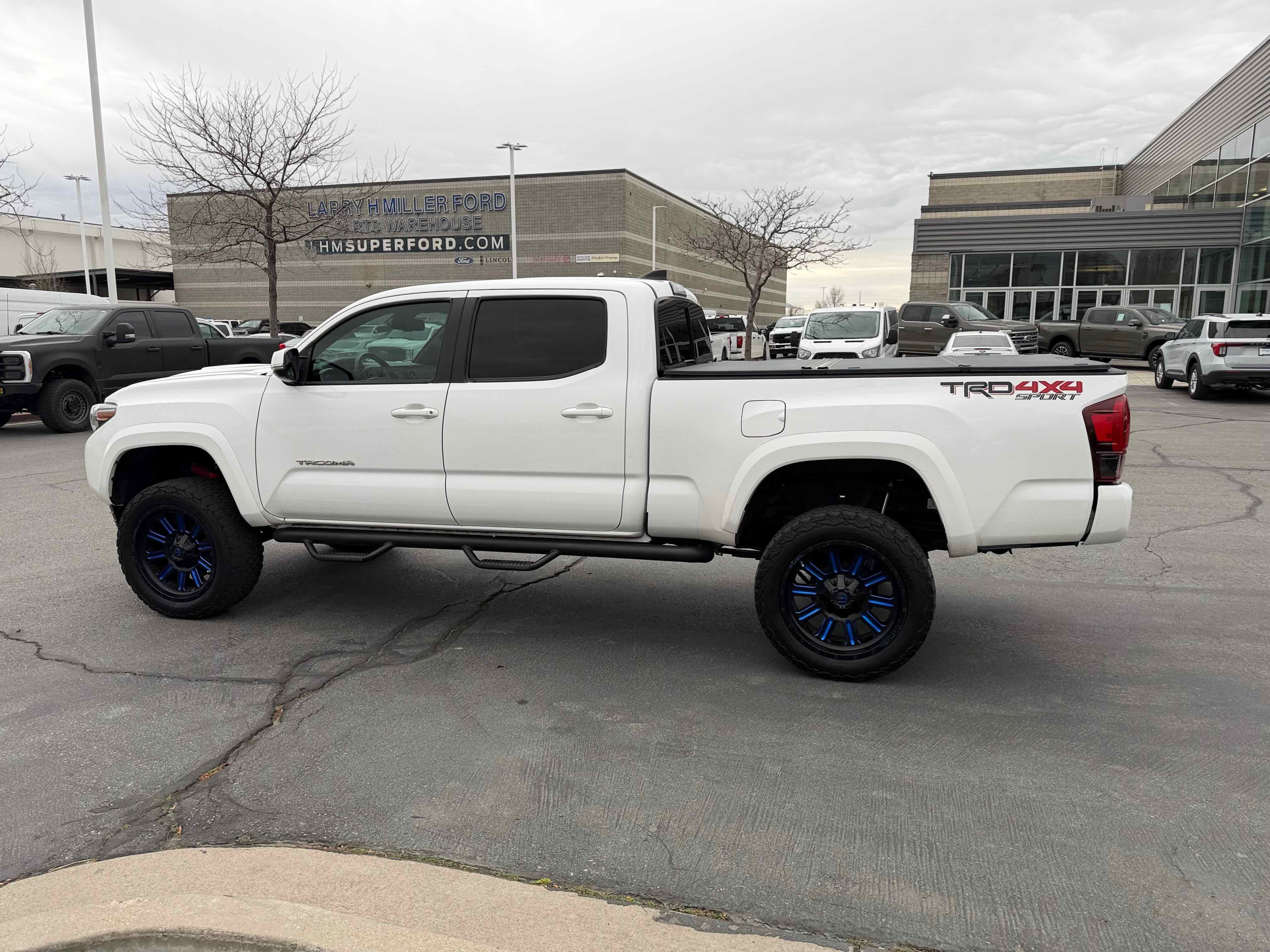 Used 2019 Toyota Tacoma TRD Sport image 3