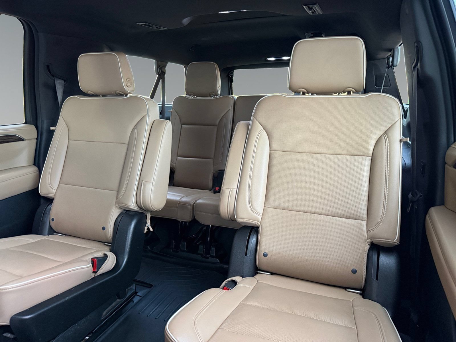 Used 2021 Chevrolet Suburban Premier w/ Premium Package AWD/4WD image 18