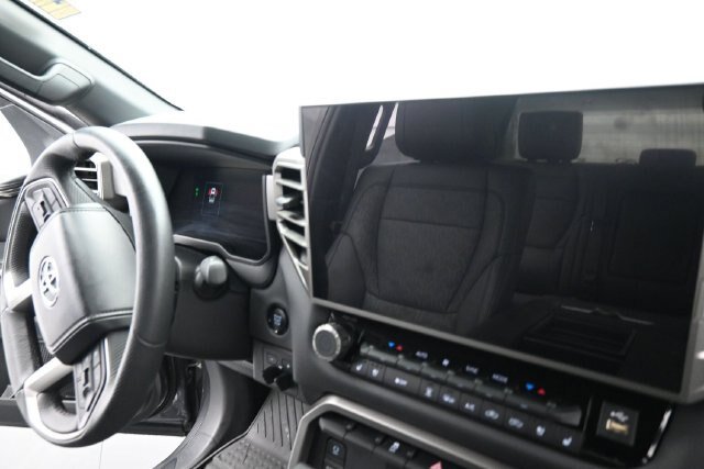 Used 2025 Toyota Tundra Limited AWD/4WD image 17