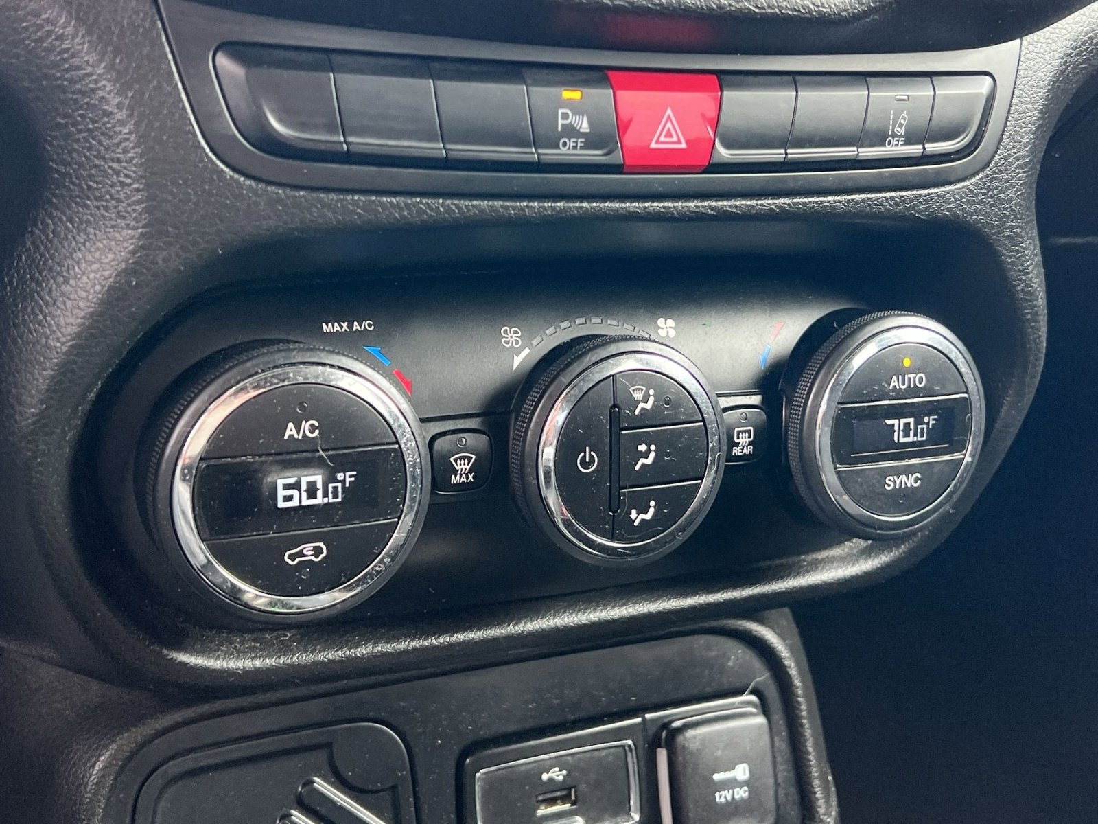 Used 2017 Jeep Renegade Latitude FWD image 19
