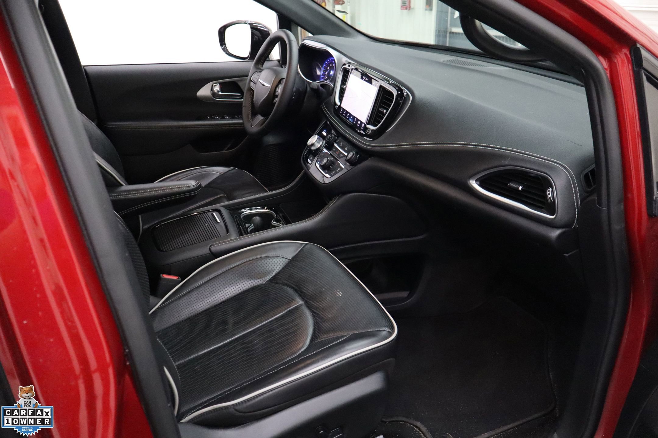 Used 2025 Chrysler Pacifica Limited image 29