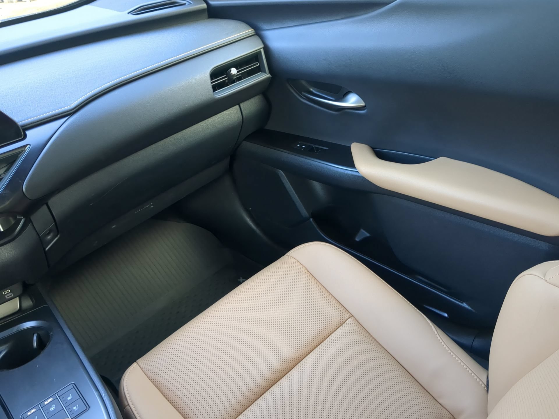 Used 2025 Lexus UX 300h FWD w/ Cold Area Package image 53