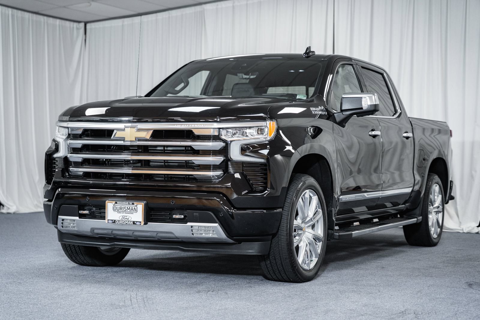 Used 2023 Chevrolet Silverado 1500 High Country w/ High Country Premium Package image 3